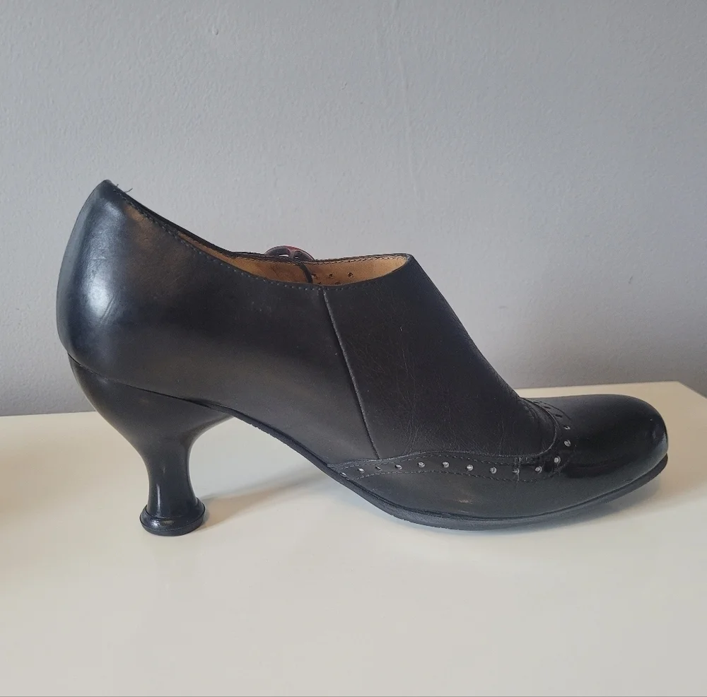 Fluevog Bellevue Ella Baker Brogued Heel With Cutout, GUC, Size 6 - Picture 5 of 11